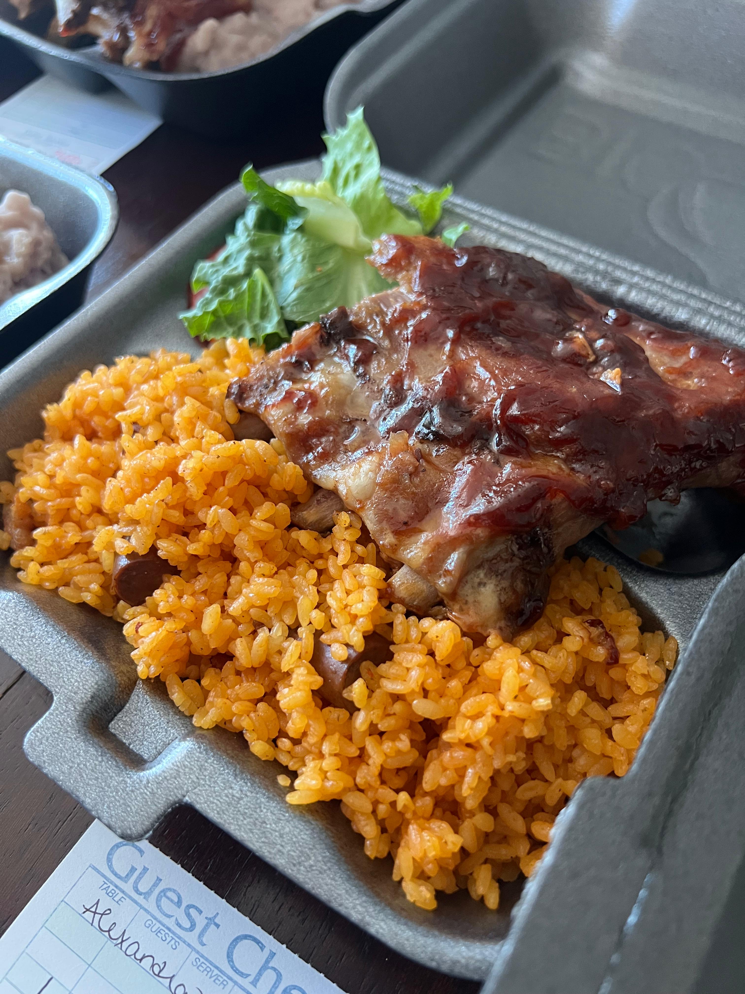Costillas en salsa BBQ, arroz con gandules y ensalada verde