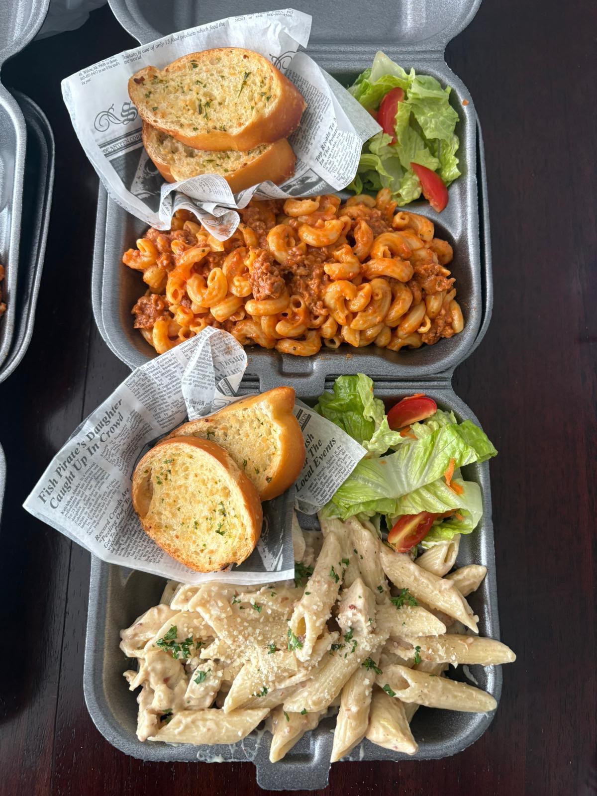 Pasta en salsa blanca y pasta en salsa roja, pan con ajo y ensalada verde