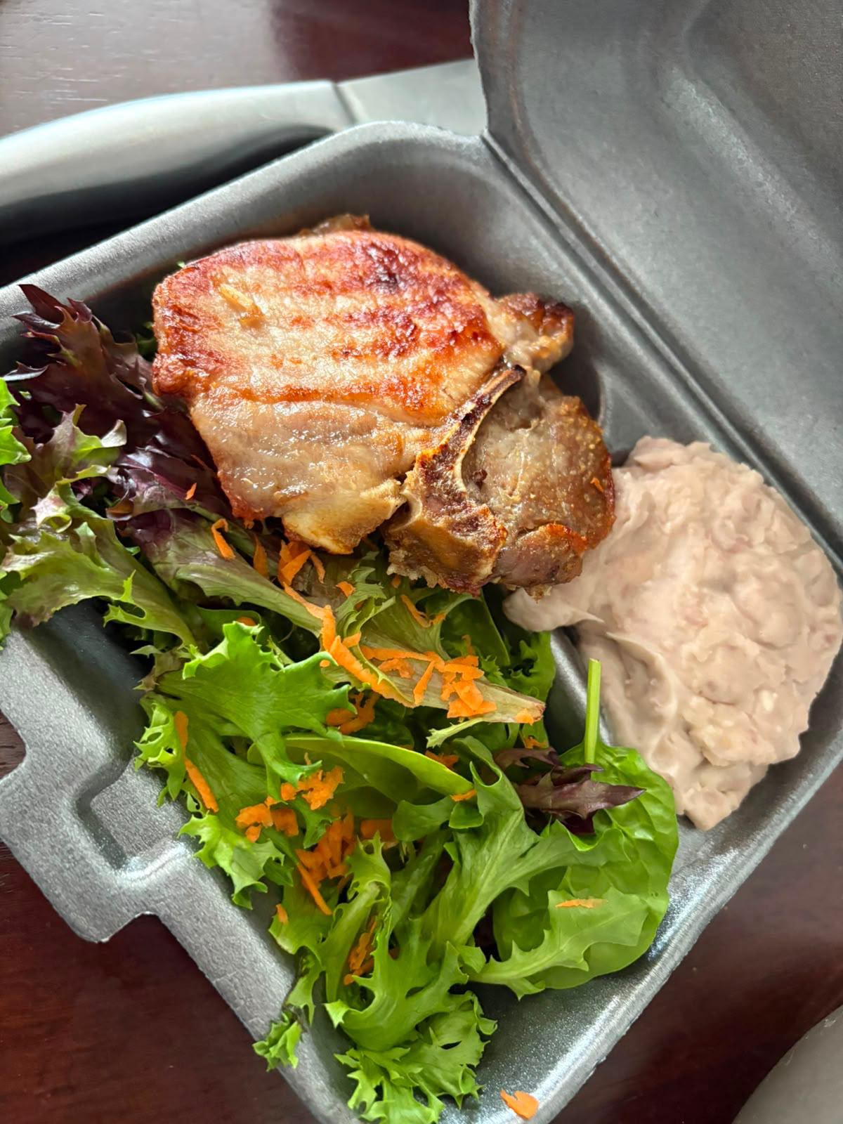 Chuleta frita, majado de vianda y ensalada verde